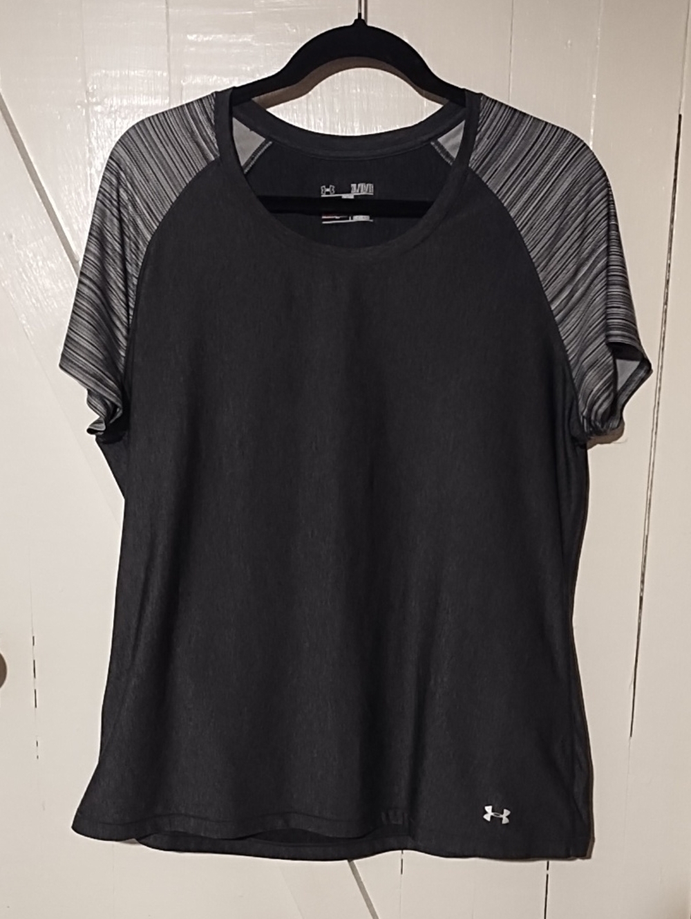Under Armour VGC Size XL Tee with Gray Heathered Sleeve Panels.